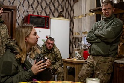 Los soldados Yulia, Dmytro y Andrii, de la 141? brigada mecanizada, en la cocina de la granja en la que viven en la provincia de Donetsk, el pasado jueves.