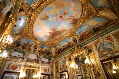 El antiguo salón de baile se ha convertido ahora en un salón de actos con capacidad para un centenar de personas. Mantiene las pinturas del techo y el balcón para la orquesta.