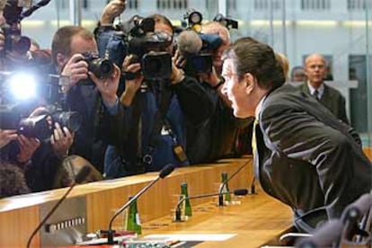 El canciller alemán, Gerhard Schröder, se dispone a ofrecer una rueda de prensa ayer en Berlín.