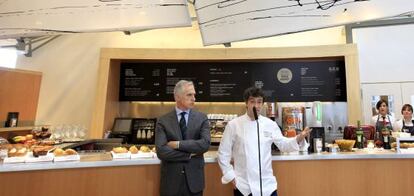 El director del Museo Guggenheim Bilbao, Juan Ignacio Vidarte (a la izquierda), y el cocinero del restaurante Nerua, Josean Alija, en la presentación este martes del bar y la ampliación del bistró.