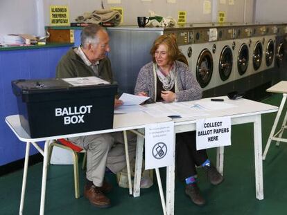 Una lavandería es utilizada como colegio electoral en Oxford.
