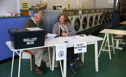 Una lavandería es utilizada como colegio electoral en Oxford.