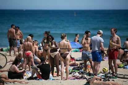 El Consistorio pidió el viernes a la ciudadanía que antes de salir de casa consulte en la web del Ayuntamiento el nivel de ocupación de los arenales para desplazarse a aquella donde se pueda mantener la distancia de seguridad. En la imagen, ambiente en la playa de Bogatell de Barcelona, este sábado.