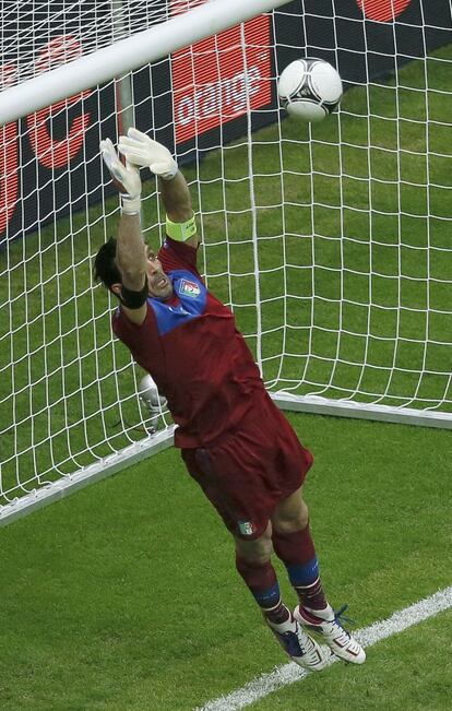 Buffon realiza una gran parada en este lanzamiento de falta de Alemania.