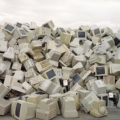 A la izquierda, ordenadores preparados para su reciclado en la planta Recytel de Campo Real (Madrid), una de la treintena de instalaciones de este tipo que existen en España.