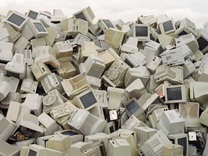 A la izquierda, ordenadores preparados para su reciclado en la planta Recytel de Campo Real (Madrid), una de la treintena de instalaciones de este tipo que existen en España.