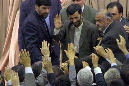 El presidente iraní, Mahmud Ahmadineyad, saluda tras la ceremonia de investidura en Teherán.