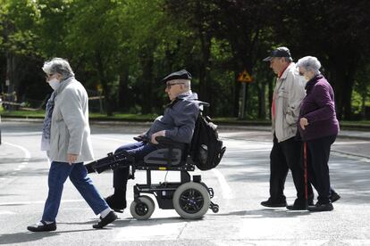 Varios mayores pasean durante su franja horaria, tras 49 días de confinamiento. Desde este sábado, las personas mayores pueden ir a pasear y hacer deporte individual, respentando unos horarios y la distancia de seguridad, en pleno estado de alarma por la pandemia del coronavirus. 