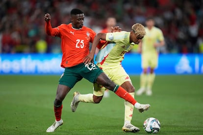 Nuno Mendes y Lamine luchan por el esférico.
