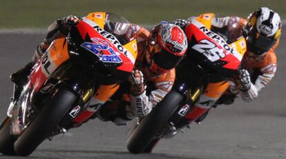 Casey Stoner powers ahead of Dani Pedrosa and Jorge Lorenzo in the Qatar race.