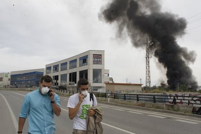 Las explosiones han afectado a otras cuatro naves colindantes de la afectada. Los servicios de emergencias han acordonado la zona y desalojado los 500 metros cuadrados más próximos a la zona. En la foto, trabajadores de naves colindantes evacuados de sus centros de trabajo.