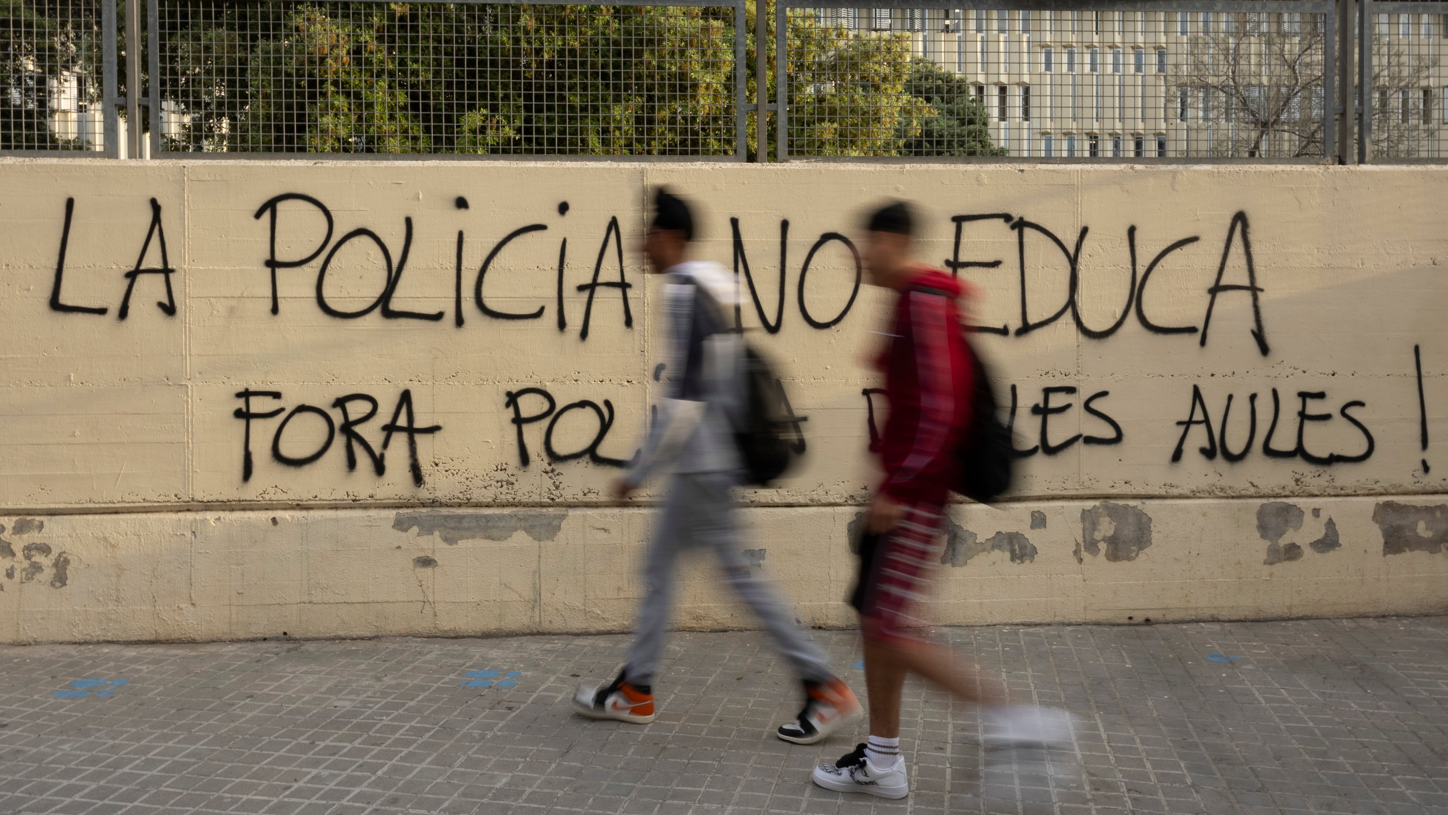 Interior rectifica y asegura que el plan piloto en Cataluña para introducir ‘mossos’ en institutos continúa