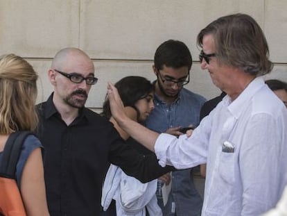 El escritor Rafael Argullol saluda a Eloy Fernández Porta, hijo de Paco Fernández-Buey