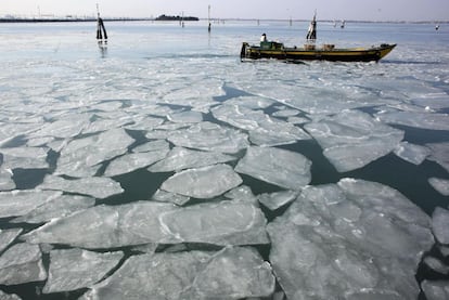 Placas de hielo en la laguna de Venecia.