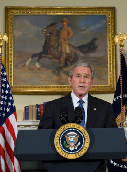 El presidente de Estados Unidos, George W. Bush, anuncia en la Casa Blanca el plan de ayuda al sector del automóvil.