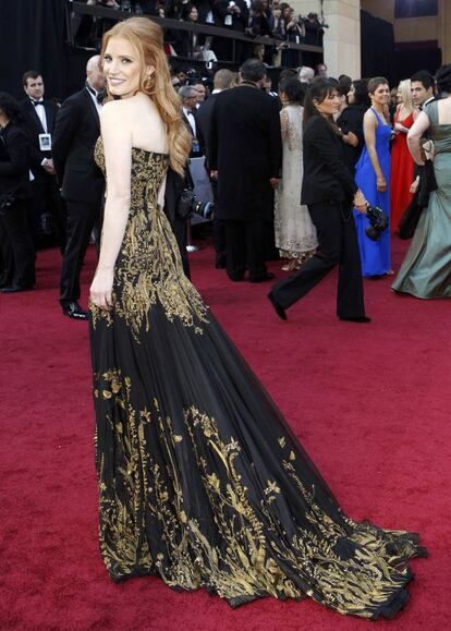 Jessica Chastain en la gala de 2012, nominada a mejor actriz secundaria por su papel en 'Criadas y señoras' con un vestido negro con motivos dorados de Alexander McQueen. Este año es candidata a la estatuilla a mejor actriz protagonista por 'La noche más oscura'.