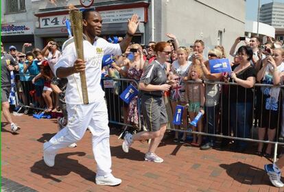 Drogba, ayer levantando la antorcha olímpica.