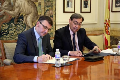 José Ángel Martínez Sanchiz, presidente del Consejo General del Notariado (CGN), y el fiscal general del Estado Julián Sánchez Melgar.