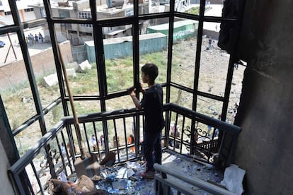 Un niño afgano en una casa afectada por un atentado en Kabul, el lunes.