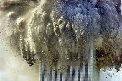 La Torre Norte del World Trade Center colapsa  a las 10.28 del 11 de septiembre, más de una hora después del ataque terrorista.