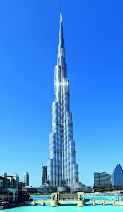 A partir de los años noventa, se produjo una ruptura que hizo que los rascacielos se propagasen a otras latitudes del planeta. Estados Unidos dejó de ser la única referencia arquitectónica supremacía en la carrera por la altura. En la foto, Burj Khalifa (2004-2010), en Dubái, es el edificio más alto del mundo (828 metros).