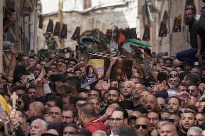 Una multitud de personas acompaña el ataúd de la periodista Shireen Abu Akleh durante su funeral, este viernes en Jerusalén.