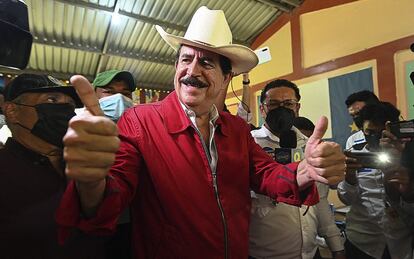 El expresidente Manuel Zelaya, luego de emitir su voto en un colegio electoral en Tegucigalpa.