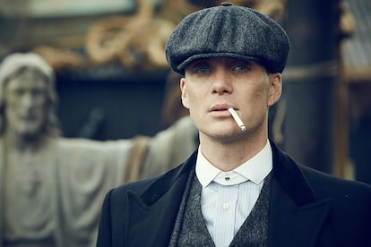 La boina de Thomas Shelby

Con permiso de los publicistas de Madison Avenue, Peaky Blinders se ha convertido en la serie más influyente en lo que a la moda masculina se refiere de la década. Marcas como Primark han lanzado colecciones inspiradas en ella y el look compuesto por gorra inglesa, chaleco, pantalón tobillero y bota negra de piel ha convertido en perfectos caballeros de los años 20 a los millennials nacidos un siglo después.