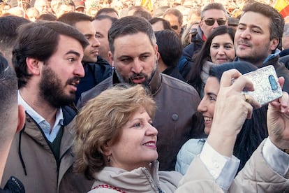 Santiago Abascal, líder de Vox, ha asegurado que acudía junto a “miles de españoles” para manifestarse contra “el peor Gobierno de la historia” de España , que “ha pisoteado la Constitución encerrando a los españoles”, en alusión al confinamiento por la pandemia, mientras “suelta a violadores, terroristas y golpistas”. En la imagen, de izquierda a derecha, Juan García-Gallardo, vicepresidente de Castilla y León; Santiago Abascal, líder de Vox, y Rocío Monasterio, portavoz de Vox en la Comunidad de Madrid.