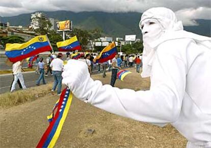Grupo de opositores a Chávez, durante la protesta por las calles de Caracas.