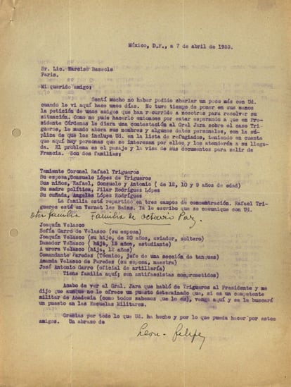 Carta en la que León Felipe recomienda a dos familias para viajar a México. A mano, añadió la anotación "Otra familia, familiares de Octavio Paz".