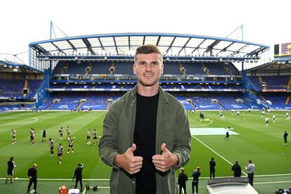 Timo Werner posa en Stamford Bridge antes del partido entre el Chelsea y el Wolverhampton de la última jornada de Premier.