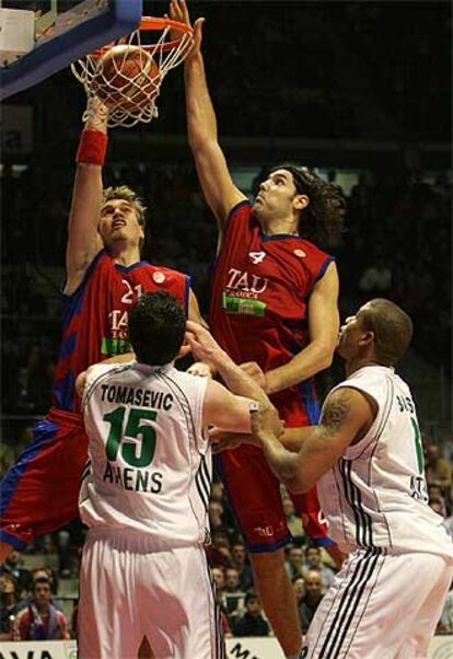 Splitter, a la izquierda, y Scola palmean el balón.