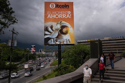 Un cartel publicitario promociona el uso de Bitcoin en las calles de Caracas, en agosto de 2022.