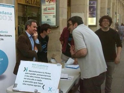 Ra&uacute;l Burillo recolectando firmas para el Partido X de cara a las europeas. 