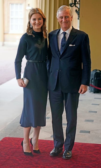El rey Felipe de Bélgica ha acudido al evento acompañado por su primogénita, la princesa Isabel, heredera al trono del país. La también duquesa de Brabante estudia desde 2021 Historia y Política en la Universidad de Oxford.