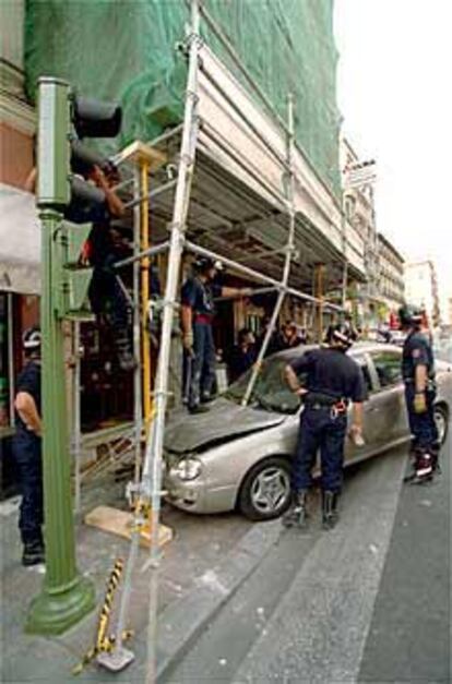 Estado en el que quedó el coche empotrado contra el andamio.