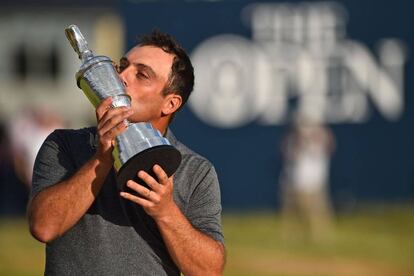 Molinari besa la Jarra de Plata.