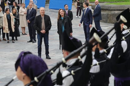 Joan Manuel Serrat es recibido a las puertas del Hotel de la Reconquista de Oviedo al son de las gaitas, el pasado martes, tres días antes de recoger el Premio Princesa de Asturias de las Letras.