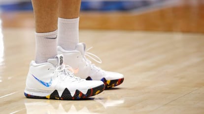Un jugador de baloncesto con zapatilla de la marca Nike