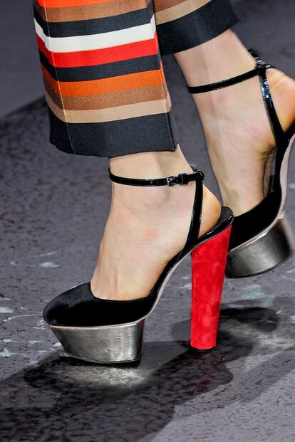 Maravillosas son las sandalias de plataforma y tacón cilíndrico de Giambattista Valli.