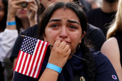 Una seguidora de Kamala Harris llora durante su comparecencia en la Universidad de Howard en Washington, este miércoles. 