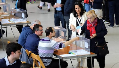 Votantes en un colegio de Girona.