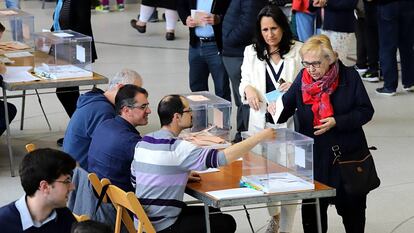 Votantes en un colegio de Girona.