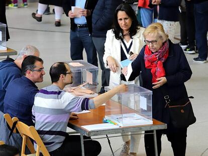 Votantes en un colegio de Girona.