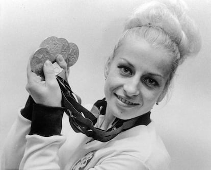 Vera Caslavska con las cuatro medallas de México 68.