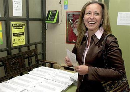 La candidata socialista a la Alcaldía de Madrid, Trinidad Jiménez, ha manifestado después de depositar su voto: "Pase lo que pase en mi futuro político, creo que estas elecciones son ya algo irrepetible, y desde luego, para mí, algo inolvidable". La candidata, que ha votado sobre las 11.00 horas en el IES Santa Teresa de Jesús, ha reconocido haberse emocionado al ver "por primera vez" en su vida escrito su nombre en las papeletas y, para
"pasar el trago", ha cogido primero la correspondiente a la Asamblea de Madrid que encabeza Rafael Simancas.