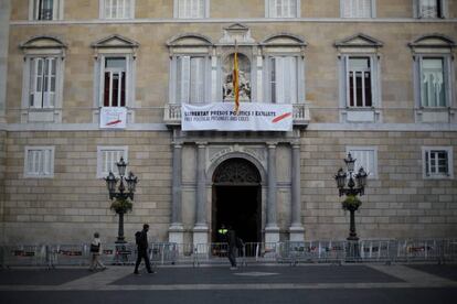 La fachada del Palau de la Generalitat, a primera hora de la mañana con la pancarta y el lazo.