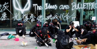 Algunos manifestantes descansan en el campus de la Universidad Politécnica de Hong Kong después de enfrentamientos con la policía, el 18 de noviembre de 2019. 