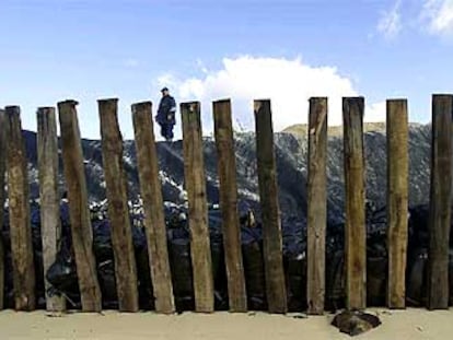 La barricada levantada en el parque nacional de Corrubedo impidió que la contaminación del <b></b><i>Prestige</i> llegase a las dunas y las lagunas.